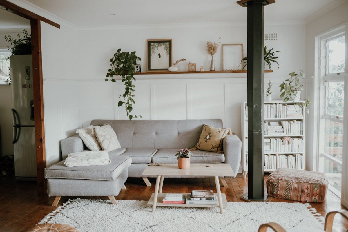 Astuces élégantes pour sublimer un grand mur de salon avec harmonie